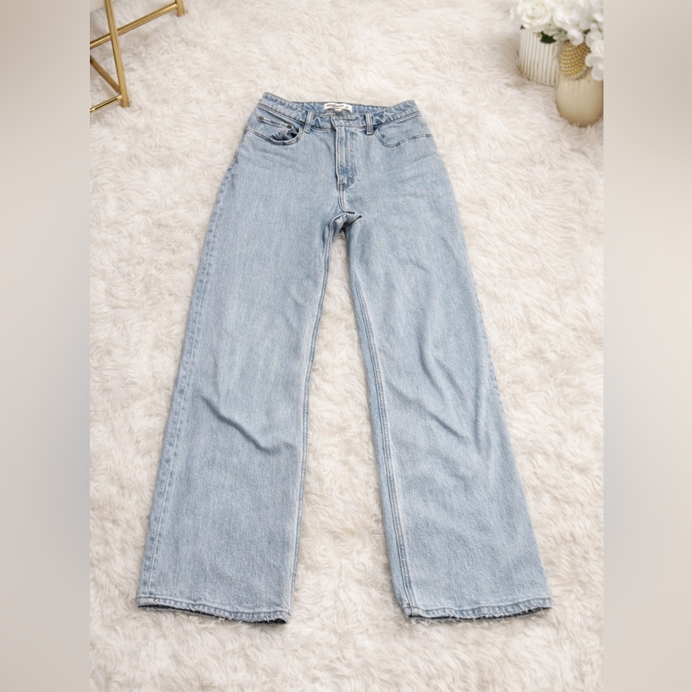 Abercrombie Curve Love 90’s Relaxed Jean High Rise